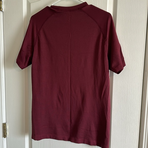 Men’s Medium Red Fabletics Tee - Picture 3 of 3